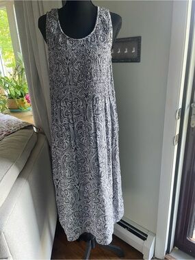 Sleeveless Black & White Paisley Maxi Dress NWOT